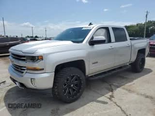 2018 Chevrolet Silverado 1500 LT z VIN 3GCUKREC5JG572858, wystawiony jako Copart lot #65985945 z przebiegiem Nie podano mil oraz Szkoda całkowita • Salvage title. Historia ofert i sprzedaży dostępna na DreamBid. Obrazek 1.