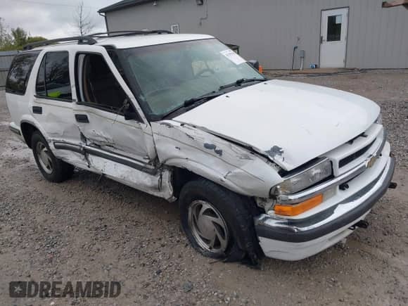 1999 Chevrolet Blazer LS z VIN 1GNDT13W7X2107938, wystawiony jako IAAI lot #43399398 z przebiegiem 132 420 mil mil oraz . Historia ofert i sprzedaży dostępna na DreamBid. Obrazek 6.