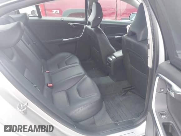 2018 Volvo S60 Inscription z VIN LYV402TK7JB173545, wystawiony jako IAAI lot #41602883 z przebiegiem 50 294 mil mil oraz . Historia ofert i sprzedaży dostępna na DreamBid. Obrazek 8.