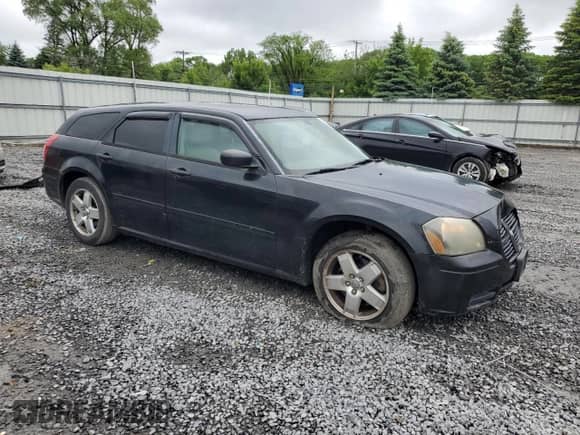 2005 Dodge Magnum SXT with VIN 2D4GZ48V85H576310, listed as a Copart auction lot 61059975 with 175,541 mi miles and Salvage title. Bid and sale history available at DreamBid. Image 4.