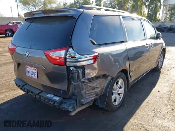 2017 Toyota Sienna LE Auto Access Seat z VIN 5TDKZ3DC8HS841108, wystawiony jako IAAI lot #42794957 z przebiegiem 106 466 mil mil oraz . Historia ofert i sprzedaży dostępna na DreamBid. Obrazek 4.