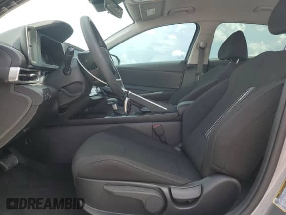 2025 Hyundai Elantra Blue z VIN KMHLM4DJ7SU134300, wystawiony jako Copart lot #68179315 z przebiegiem 9 014 mil mil oraz Szkoda całkowita • Salvage title. Historia ofert i sprzedaży dostępna na DreamBid. Obrazek 7.