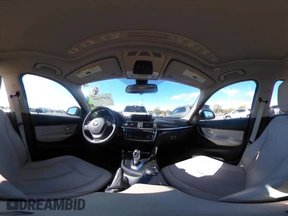 2015 BMW 3 Series 328i xDrive с VIN WBA3B5C58FF962299, выставлен на аукционе IAAI как лот 43497411 с пробегом 150 177 миль миль и . История ставок и продаж доступна на DreamBid. Изображение 20.