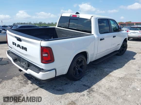 2025 Ram 1500 Big Horn z VIN 1C6RREFG6SN534289, wystawiony jako IAAI lot #41965903 z przebiegiem 11 349 mil mil oraz . Historia ofert i sprzedaży dostępna na DreamBid. Obrazek 4.