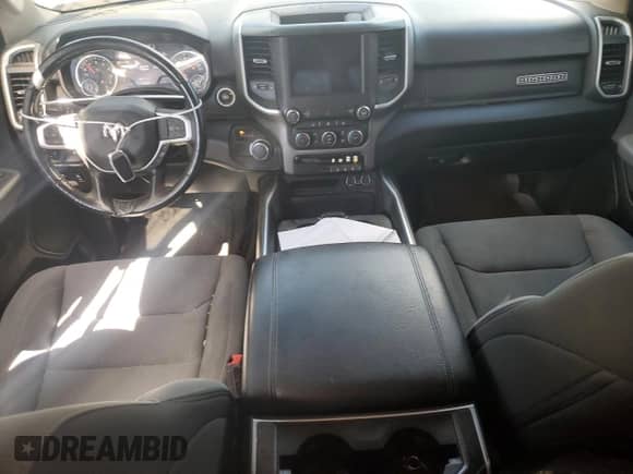 2020 Ram 1500 Big Horn z VIN 1C6RREBT3LN311521, wystawiony jako Copart lot #57416085 z przebiegiem 186 373 mil mil oraz Czysty tytuł • Clean title. Historia ofert i sprzedaży dostępna na DreamBid. Obrazek 8.