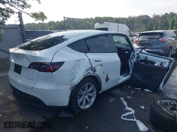 2022 Tesla Model Y Long Range z VIN 7SAYGDEE2NF431316, wystawiony jako IAAI lot #42625983 z przebiegiem 26 748 mil mil oraz . Historia ofert i sprzedaży dostępna na DreamBid. Obrazek 4.