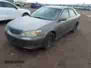 2003 Toyota Camry LE z VIN 4T1BE32K03U720501, wystawiony jako IAAI lot #43427722 z przebiegiem 286 385 mil mil oraz . Historia ofert i sprzedaży dostępna na DreamBid. Obrazek 2.
