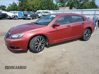 2014 Chrysler 200 Touring z VIN 1C3CCBBB3EN177249, wystawiony jako Copart lot #80842465 z przebiegiem 28 745 mil mil oraz Szkoda całkowita • Salvage title. Historia ofert i sprzedaży dostępna na DreamBid. Obrazek 1.