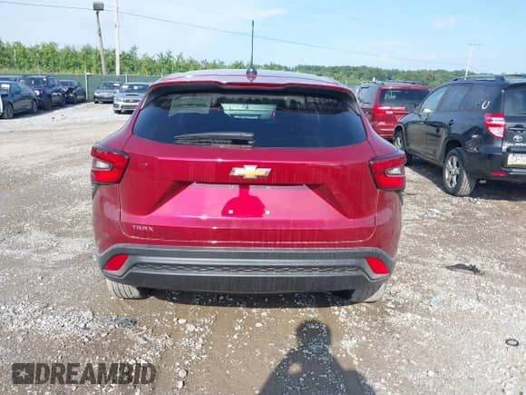 2025 Chevrolet Trax LS z VIN KL77LFEP2SC298743, wystawiony jako IAAI lot #42981519 z przebiegiem 1 047 mil mil oraz . Historia ofert i sprzedaży dostępna na DreamBid. Obrazek 16.