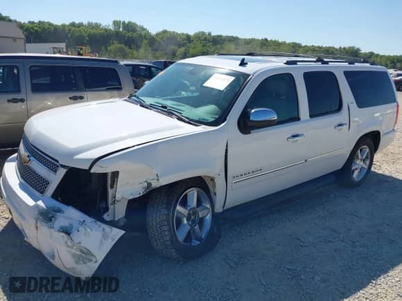 2014 Chevrolet Suburban LTZ z VIN 1GNSKKE70ER143643, wystawiony jako IAAI lot #43075437 z przebiegiem 39 400 mil mil oraz . Historia ofert i sprzedaży dostępna na DreamBid. Obrazek 17.