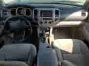 2011 Toyota Tacoma PreRunner z VIN 3TMJU4GN2BM110355, wystawiony jako Copart lot #72028075 z przebiegiem Nie podano mil oraz Szkoda całkowita • Salvage title. Historia ofert i sprzedaży dostępna na DreamBid. Obrazek 8.