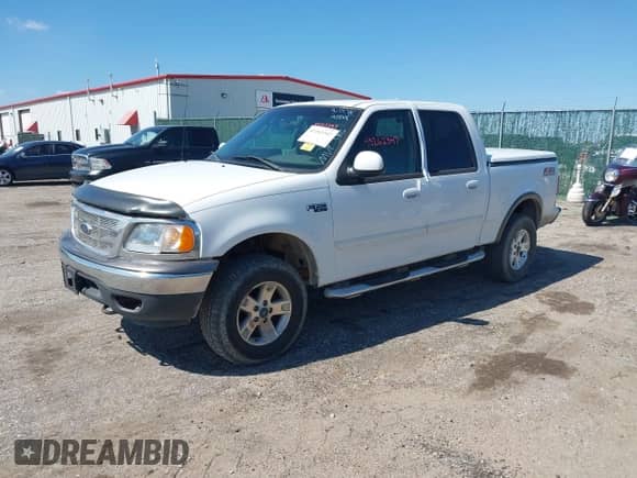2003 Ford F-150 XLT z VIN 1FTRW08L43KA58318, wystawiony jako IAAI lot #43262347 z przebiegiem 289 807 mil mil oraz . Historia ofert i sprzedaży dostępna na DreamBid. Obrazek 2.