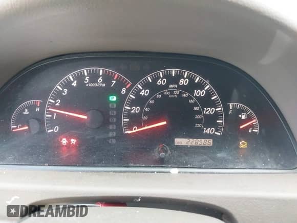 2005 Toyota Camry XLE z VIN 4T1BE32K85U582998, wystawiony jako IAAI lot #43438442 z przebiegiem 228 586 mil mil oraz . Historia ofert i sprzedaży dostępna na DreamBid. Obrazek 7.