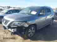 2017 Nissan Pathfinder S z VIN 5N1DR2MN2HC633243, wystawiony jako IAAI lot #41610863 z przebiegiem 139 571 mil mil oraz . Historia ofert i sprzedaży dostępna na DreamBid. Obrazek 2.