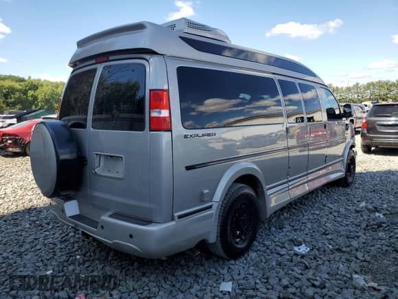 2023 Chevrolet Express Cargo z VIN 1GCWGBFP5P1136120, wystawiony jako Copart lot #70589345 z przebiegiem 10 322 mil mil oraz Szkoda całkowita • Salvage title. Historia ofert i sprzedaży dostępna na DreamBid. Obrazek 3.