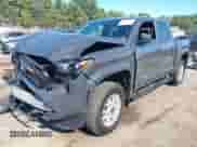 2024 Toyota Tacoma TRD Off Road с VIN 3TMLB5JN2RM081933, выставлен на аукционе IAAI как лот 43173729 с пробегом 10 704 миль миль и . История ставок и продаж доступна на DreamBid. Изображение 2.