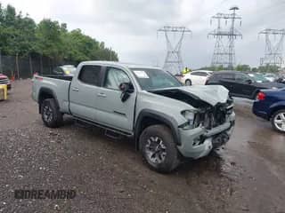 2023 Toyota Tacoma SR5 z VIN 3TYDZ5BN0PT030981, wystawiony jako IAAI lot #42626373 z przebiegiem 25 995 mil mil oraz . Historia ofert i sprzedaży dostępna na DreamBid. Obrazek 1.