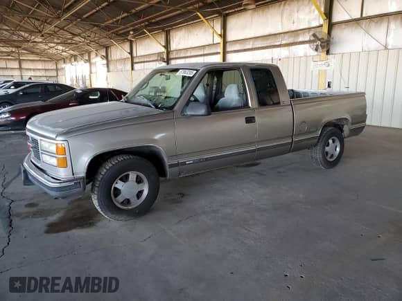 1998 GMC Sierra 1500 z VIN 1GTEC19M6WE521695, wystawiony jako Copart lot #57963205 z przebiegiem 282 910 mil mil oraz Szkoda całkowita • Salvage title. Historia ofert i sprzedaży dostępna na DreamBid. Obrazek 1.