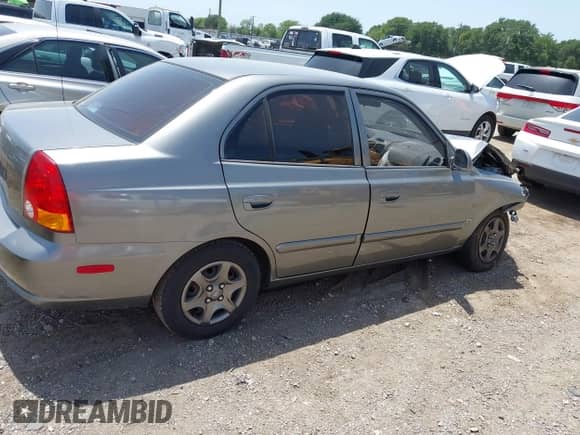 2005 Hyundai Accent GLS z VIN KMHCG45C55U608336, wystawiony jako IAAI lot #42743218 z przebiegiem 221 254 mil mil oraz . Historia ofert i sprzedaży dostępna na DreamBid. Obrazek 4.