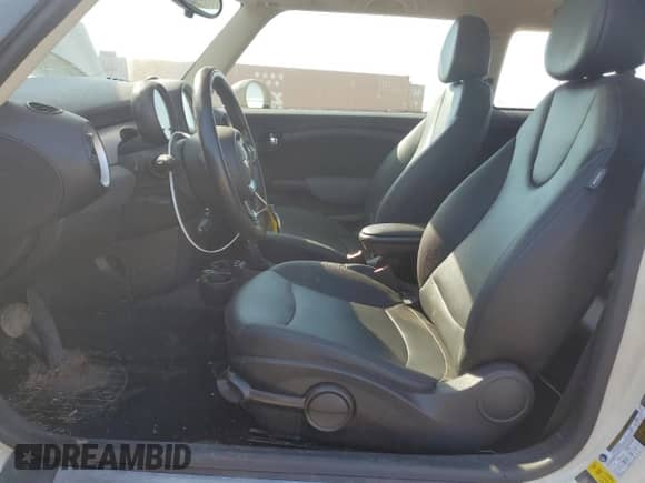 2012 MINI Hardtop с VIN WMWSU3C52CT260986, выставлен на аукционе Copart как лот 81976875 с пробегом 130 257 миль миль и Списание • Salvage title. История ставок и продаж доступна на DreamBid. Изображение 7.