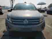 2013 Volkswagen Tiguan SE z VIN WVGAV3AXXDW606925, wystawiony jako Copart lot #64238585 z przebiegiem 131 779 mil mil oraz Szkoda całkowita • Salvage title. Historia ofert i sprzedaży dostępna na DreamBid. Obrazek 5.