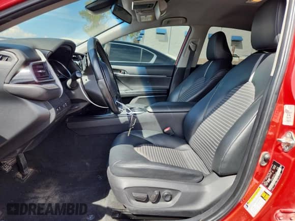 2020 Toyota Camry SE z VIN 4T1G11AKXLU334966, wystawiony jako Copart lot #70904215 z przebiegiem 118 425 mil mil oraz Szkoda całkowita • Salvage title. Historia ofert i sprzedaży dostępna na DreamBid. Obrazek 7.