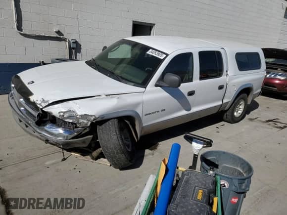 2000 Dodge Dakota Sport with VIN 1B7GG2AN1YS756470, listed as a Copart auction lot 84053895 with 164,167 mi miles and Salvage title. Bid and sale history available at DreamBid. Image 1.