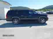 2009 Chevrolet Suburban LTZ z VIN 1GNFK36349R294901, wystawiony jako IAAI lot #43203353 z przebiegiem 187 400 mil mil oraz . Historia ofert i sprzedaży dostępna na DreamBid. Obrazek 14.