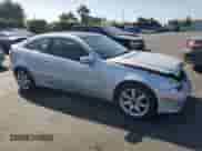 2005 Mercedes-Benz C 320 z VIN WDBRN64J15A712239, wystawiony jako Copart lot #58440215 z przebiegiem 160 085 mil mil oraz Szkoda całkowita • Salvage title. Historia ofert i sprzedaży dostępna na DreamBid. Obrazek 4.