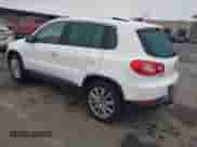 2011 Volkswagen Tiguan SE z VIN WVGAV7AX9BW534166, wystawiony jako IAAI lot #41146905 z przebiegiem 118 095 mil mil oraz . Historia ofert i sprzedaży dostępna na DreamBid. Obrazek 3.