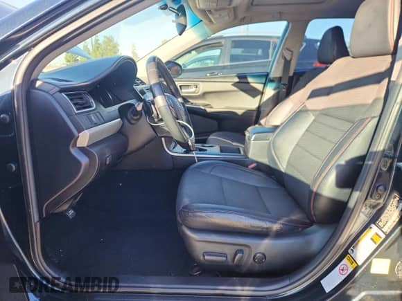 2017 Toyota Camry SE z VIN 4T1BF1FK4HU336322, wystawiony jako Copart lot #82513315 z przebiegiem 122 030 mil mil oraz Czysty tytuł • Clean title. Historia ofert i sprzedaży dostępna na DreamBid. Obrazek 7.