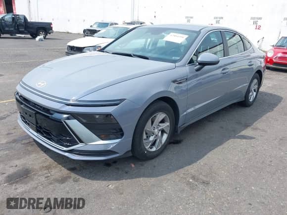 2025 Hyundai Sonata SE z VIN KMHL24JA4SA439734, wystawiony jako IAAI lot #42884390 z przebiegiem 3 832 mil mil oraz . Historia ofert i sprzedaży dostępna na DreamBid. Obrazek 2.