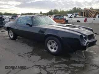 1978 Chevrolet Camaro z VIN 1Q87L8L610794, wystawiony jako Copart lot #69633894 z przebiegiem 43 485 mil mil oraz Czysty tytuł • Clean title. Historia ofert i sprzedaży dostępna na DreamBid. Obrazek 4.