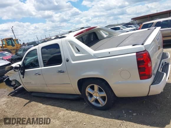 2013 Chevrolet Avalanche LTZ z VIN 3GNMCGE04DG122007, wystawiony jako IAAI lot #42226733 z przebiegiem 309 823 mil mil oraz . Historia ofert i sprzedaży dostępna na DreamBid. Obrazek 15.