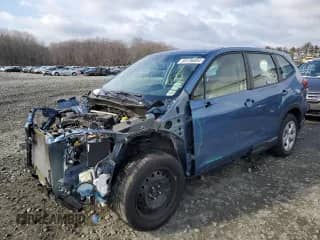 2022 Subaru Forester z VIN JF2SKAAC2NH463205, wystawiony jako Copart lot #85136854 z przebiegiem 26 979 mil mil oraz Szkoda całkowita • Salvage title. Historia ofert i sprzedaży dostępna na DreamBid. Obrazek 1.