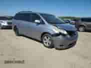 2011 Toyota Sienna LE с VIN 5TDKK3DC9BS075837, выставлен на аукционе Copart как лот 82310565 с пробегом 200 043 миль миль и Списание • Salvage title. История ставок и продаж доступна на DreamBid. Изображение 4.