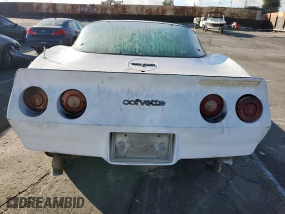 1981 Chevrolet Corvette z VIN 1G1AY8761BS409288, wystawiony jako Copart lot #43998085 z przebiegiem 66 225 mil mil oraz Czysty tytuł • Clean title. Historia ofert i sprzedaży dostępna na DreamBid. Obrazek 6.