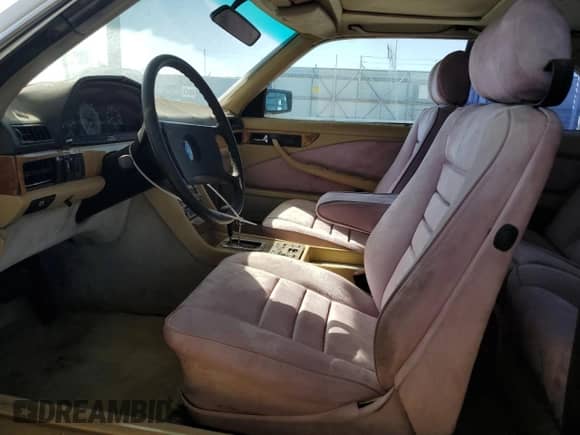 1983 Mercedes-Benz 500 с VIN WDB12604412006680, выставлен на аукционе Copart как лот 51018595 с пробегом 105 263 миль миль и Чистый • Clean title. История ставок и продаж доступна на DreamBid. Изображение 7.