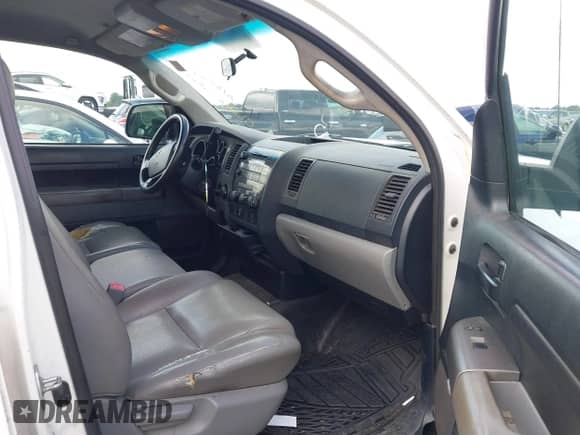 2012 Toyota Tundra z VIN 5TFRU5F10CX026554, wystawiony jako IAAI lot #43010233 z przebiegiem 221 656 mil mil oraz . Historia ofert i sprzedaży dostępna na DreamBid. Obrazek 5.