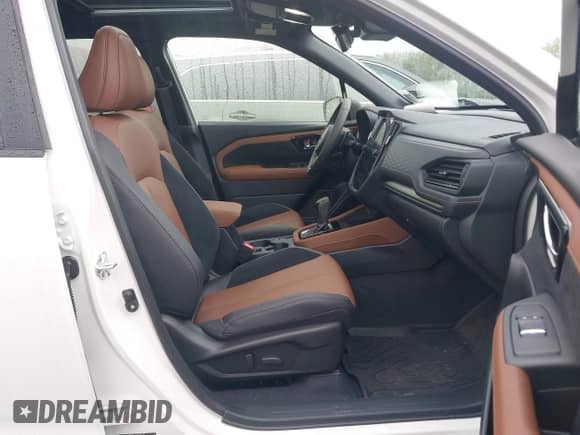 2025 Subaru Forester Touring z VIN JF2SLDTC6SH551097, wystawiony jako IAAI lot #42218231 z przebiegiem 567 mil mil oraz . Historia ofert i sprzedaży dostępna na DreamBid. Obrazek 5.