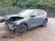 2023 Mazda CX-5 S Carbon Edition z VIN JM3KFBCM4P0142175, wystawiony jako IAAI lot #42523647 z przebiegiem 48 655 mil mil oraz . Historia ofert i sprzedaży dostępna na DreamBid. Obrazek 2.