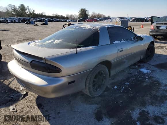 2001 Chevrolet Camaro z VIN 2G1FP22K512108381, wystawiony jako Copart lot #42543195 z przebiegiem 122 380 mil mil oraz Czysty tytuł • Clean title. Historia ofert i sprzedaży dostępna na DreamBid. Obrazek 3.