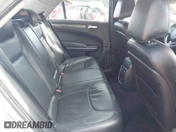 2016 Chrysler 300 Limited с VIN 2C3CCAAG3GH268329, выставлен на аукционе IAAI как лот 42524561 с пробегом 109 617 миль миль и . История ставок и продаж доступна на DreamBid. Изображение 8.