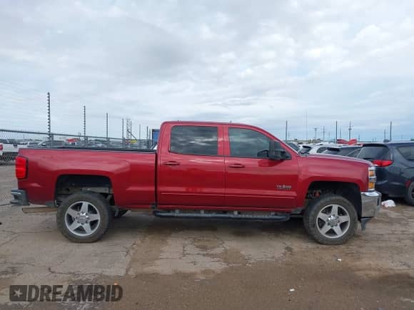 2018 Chevrolet Silverado 2500HD LT z VIN 1GC1KVEG2JF139157, wystawiony jako IAAI lot #42599357 z przebiegiem Nie podano mil oraz . Historia ofert i sprzedaży dostępna na DreamBid. Obrazek 13.