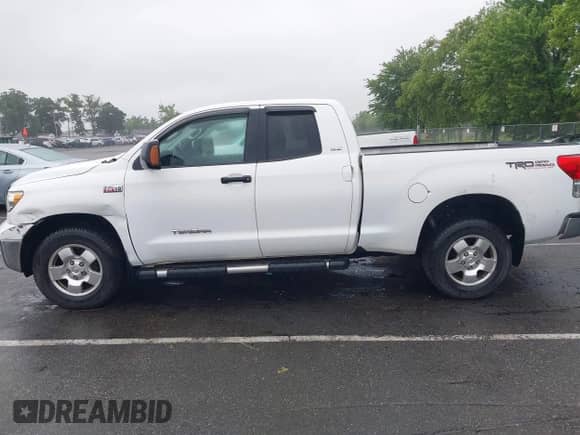 2011 Toyota Tundra с VIN 5TFUY5F18BX180586, выставлен на аукционе IAAI как лот 42495251 с пробегом 102 463 миль миль и . История ставок и продаж доступна на DreamBid. Изображение 14.