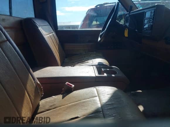 1989 GMC Sierra 1500 z VIN 1GTDC14K5KZ529078, wystawiony jako IAAI lot #43059983 z przebiegiem 158 207 mil mil oraz . Historia ofert i sprzedaży dostępna na DreamBid. Obrazek 5.