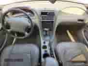 2001 Ford Mustang Standard z VIN 1FAFP404X1F163002, wystawiony jako Copart lot #85290775 z przebiegiem 255 194 mil mil oraz Szkoda całkowita • Salvage title. Historia ofert i sprzedaży dostępna na DreamBid. Obrazek 8.