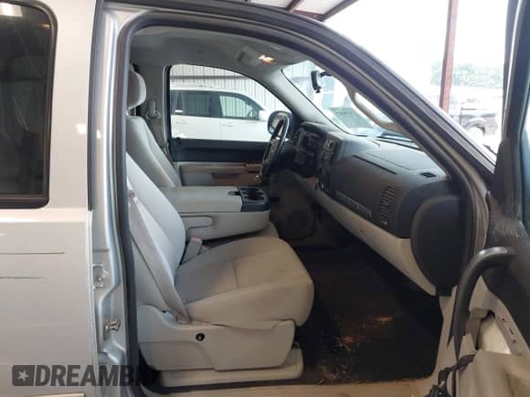 2011 Chevrolet Silverado 1500 LT z VIN 3GCPCSE09BG376866, wystawiony jako IAAI lot #42879597 z przebiegiem 151 988 mil mil oraz . Historia ofert i sprzedaży dostępna na DreamBid. Obrazek 5.