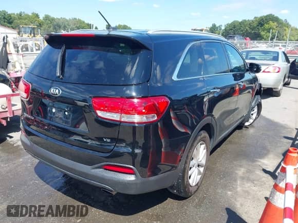 2017 Kia Sorento LX z VIN 5XYPGDA57HG334026, wystawiony jako IAAI lot #43180297 z przebiegiem 153 171 mil mil oraz . Historia ofert i sprzedaży dostępna na DreamBid. Obrazek 4.