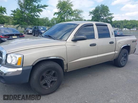 2005 Dodge Dakota SLT with VIN 1D7HW48N95S269592, listed as a IAAI auction lot 42675637 with 153,456 mi miles and . Bid and sale history available at DreamBid. Image 6.